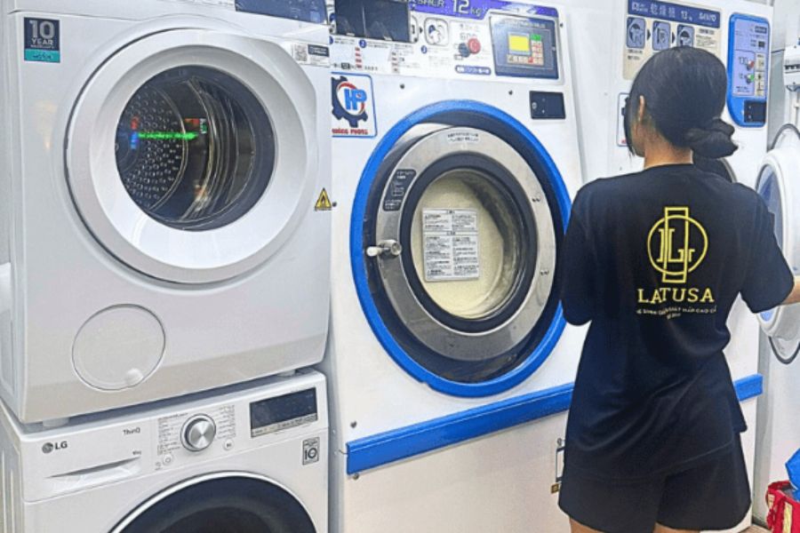 Đặt giặt sấy cùng Latusa chỉ với 4 bước đơn giản: nhận đồ - giặt sấy - đóng gói - giao trả tận nơi.